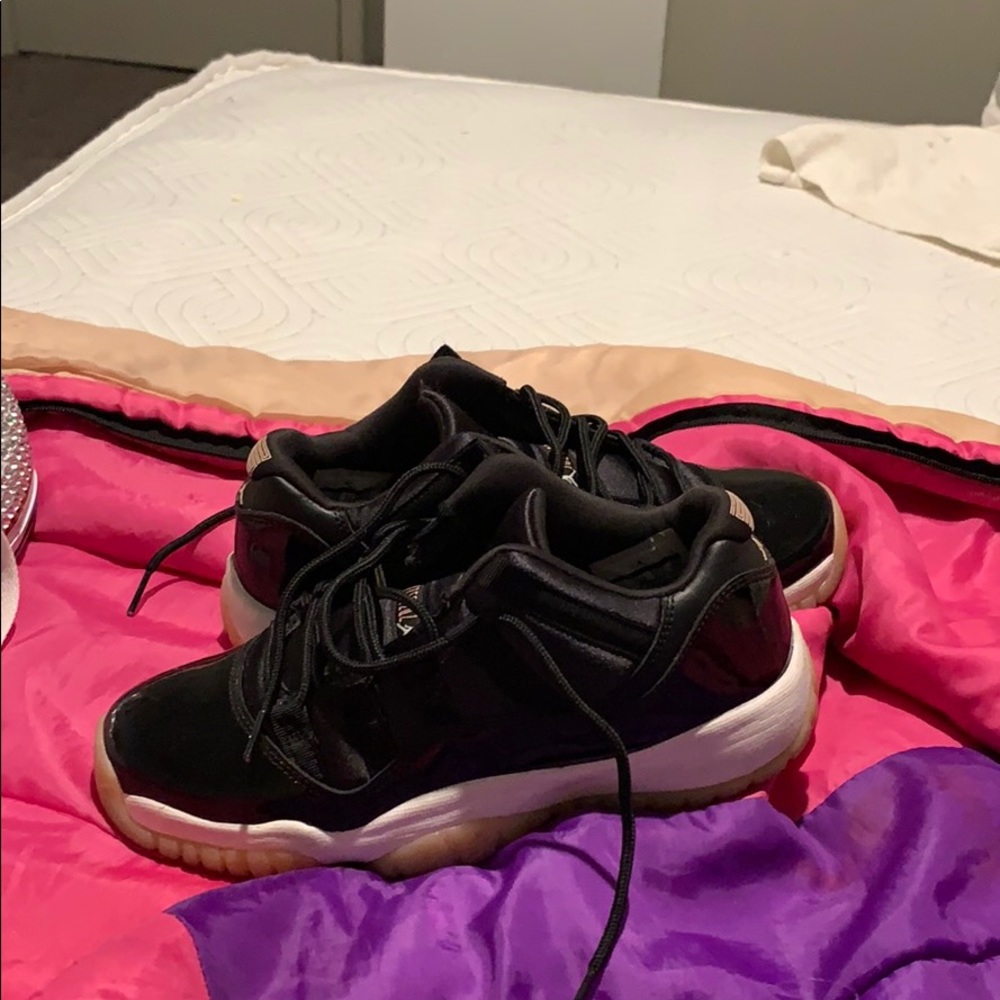 Selling gentle use shoe